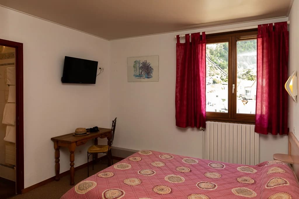 Chambre double tout confort, hôtel au Pays des Écrins