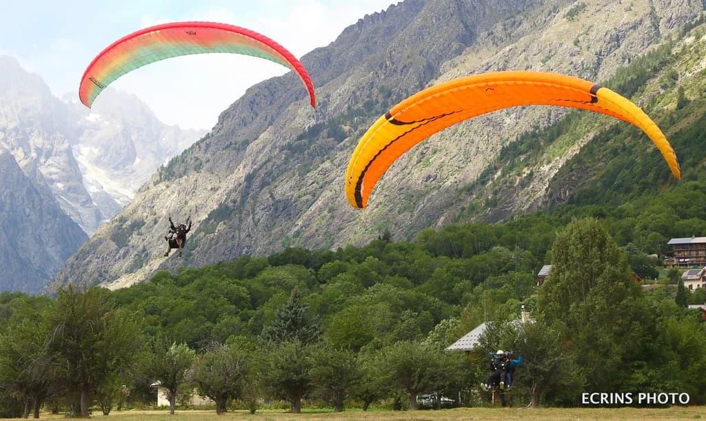 Parapente au-dessus du Pays des Écrins
